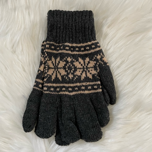 Gray & Beige Snowflake Gloves NWT - Picture 3 of 3